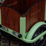 Chanty Cargo Kid - Grøn inkl. hjelm, flaskeholder, håndtag i 2 farver og ringklokke - BørnecyklerneChantyBørnecyklerneGrøn: BLC16 - GRNChanty Cargo Kid - Grøn inkl. hjelm, flaskeholder, håndtag i 2 farver og ringklokke