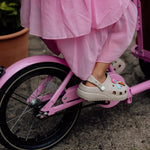 Chanty Cargo Kid – Pink inkl. hjelm, flaskeholder, håndtag i 2 farver og ringklokke - BørnecyklerneChantyBørnecyklernePink: BLC16 - LYRChanty Cargo Kid – Pink inkl. hjelm, flaskeholder, håndtag i 2 farver og ringklokke