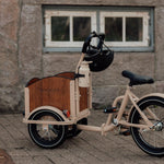 Chanty Cargo Kid - Sandfarvet Den ultimative børneladcykel til sjov, transport inkl. hjelm, flaskeholder, håndtag i 2 farver og ringklokke - BørnecyklerneChantyBørnecyklerneBeige: BLC16 - BEIChanty Cargo Kid - Sandfarvet Den ultimative børneladcykel til sjov, transport inkl. hjelm, flaskeholder, håndtag i 2 farver og ringklokke