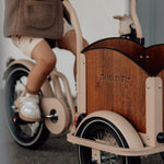 Chanty Cargo Kid - Sandfarvet Den ultimative børneladcykel til sjov, transport inkl. hjelm, flaskeholder, håndtag i 2 farver og ringklokke - BørnecyklerneChantyBørnecyklerneBeige: BLC16 - BEIChanty Cargo Kid - Sandfarvet Den ultimative børneladcykel til sjov, transport inkl. hjelm, flaskeholder, håndtag i 2 farver og ringklokke