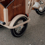 Chanty Cargo Kid - Sandfarvet Den ultimative børneladcykel til sjov, transport inkl. hjelm, flaskeholder, håndtag i 2 farver og ringklokke - BørnecyklerneChantyBørnecyklerneBeige: BLC16 - BEIChanty Cargo Kid - Sandfarvet Den ultimative børneladcykel til sjov, transport inkl. hjelm, flaskeholder, håndtag i 2 farver og ringklokke