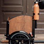 Chanty Cargo Kid - Sort inkl. hjelm, flaskeholder, håndtag i 2 farver og ringklokke - BørnecyklerneChantyBørnecyklerneSort: BLC16 - SRTChanty Cargo Kid - Sort inkl. hjelm, flaskeholder, håndtag i 2 farver og ringklokke