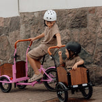 Søskendepakken - 2 børneladcykler inkl. hjelm, flaskeholder, håndtag i 2 farver og ringklokke - BørnecyklerneChantyBørnecyklerneSortSøskendepakken - 2 børneladcykler inkl. hjelm, flaskeholder, håndtag i 2 farver og ringklokkeSort