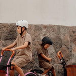 Søskendepakken - 2 børneladcykler inkl. hjelm, flaskeholder, håndtag i 2 farver og ringklokke - BørnecyklerneChantyBørnecyklerneSortSøskendepakken - 2 børneladcykler inkl. hjelm, flaskeholder, håndtag i 2 farver og ringklokkeSort