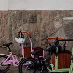 Søskendepakken - 4 børneladcykler inkl. hjelm, flaskeholder, håndtag i 2 farver og ringklokke (kopi) - BørnecyklerneChantyBørnecyklerneSortSøskendepakken - 4 børneladcykler inkl. hjelm, flaskeholder, håndtag i 2 farver og ringklokke (kopi)Sort